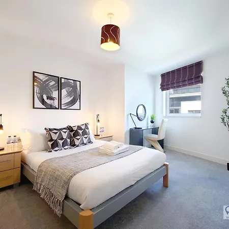 Free Parking - Serviced Two Bed London Docklands Apartment *