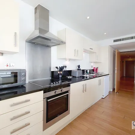 Free Parking - Serviced Two Bed London Docklands *