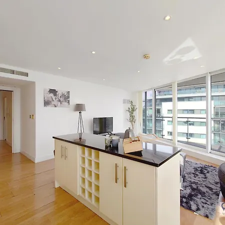 Free Parking - Serviced Two Bed London Docklands