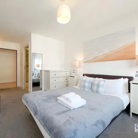 Free Parking - Serviced Two Bed London Docklands Apartment *