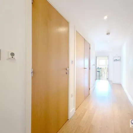 Free Parking - Serviced Two Bed London Docklands Apartment *