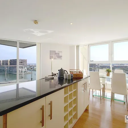 Free Parking - Serviced Two Bed London Docklands Apartment