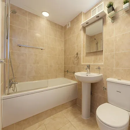 Spacious 2-bedroom Flat In Prime Broadway Apartment *
