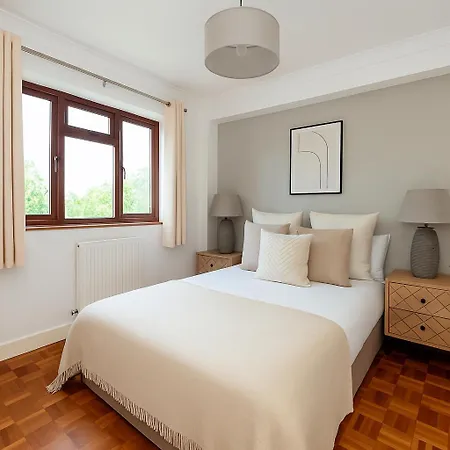 Spacious 2-bedroom Flat In Prime Broadway