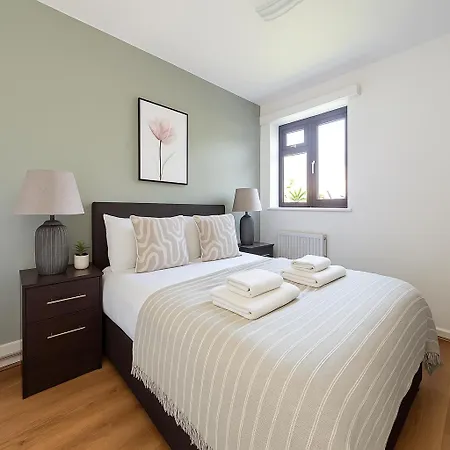 Spacious 2-bedroom Flat In Prime Broadway Apartment