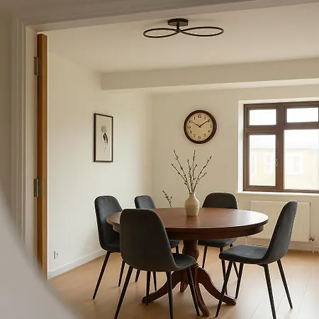 Spacious 2-bedroom Flat In Prime Broadway Apartment *