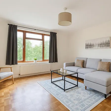 Spacious 2-bedroom Flat In Prime Broadway * Ealing