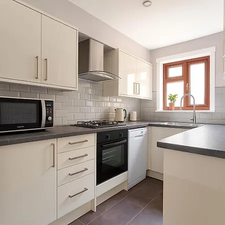 Apartment Spacious 2-bedroom Flat In Prime Broadway *