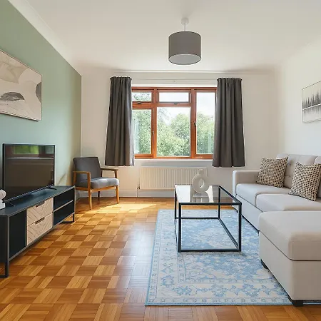Spacious 2-bedroom Flat In Prime Broadway Apartment Ealing