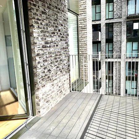 Modern Excel 2 Bedrooms 2 Bathrooms, Parking, Kitchen, Lounge, Balcony Apartment London