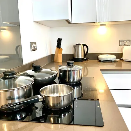 Modern Excel 2 Bedrooms 2 Bathrooms, Parking, Kitchen, Lounge, Balcony Apartment *