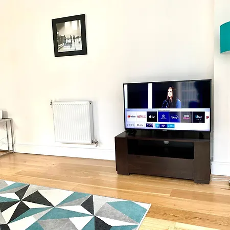 Modern Excel 2 Bedrooms 2 Bathrooms, Parking, Kitchen, Lounge, Balcony * London