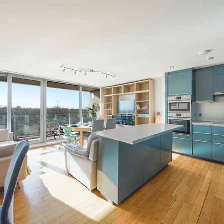 Riverside - 2 Bedroom & Free Parking Apartment *