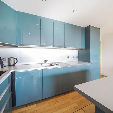 Riverside - 2 Bedroom & Free Parking *