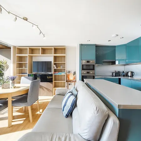 Riverside - 2 Bedroom & Free Parking Apartment
