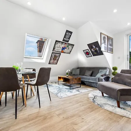 Rockstar Greyz - Sleeps 7 - The Hyde