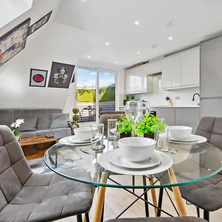 Rockstar Greyz - Sleeps 7 - Apartment