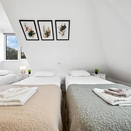 Rockstar Greyz - Sleeps 7 - The Hyde