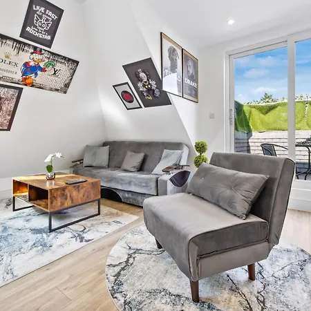 Rockstar Greyz - Sleeps 7 - The Hyde