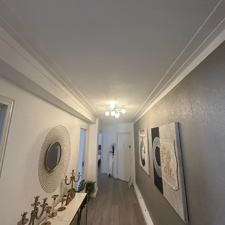 Spacious 3 Bedroom Flat In The Heart Of Apartment *