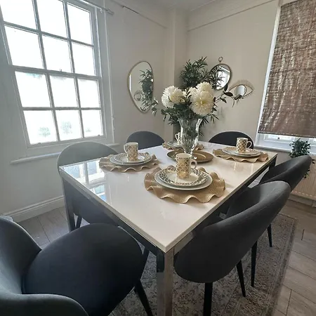 Spacious 3 Bedroom Flat In The Heart Of Apartment *