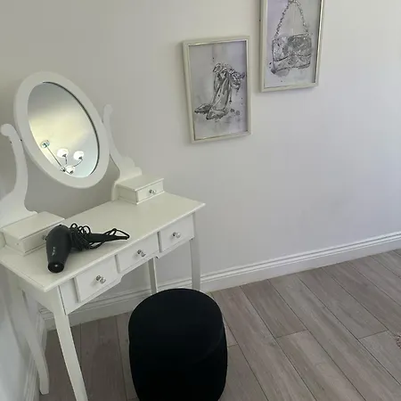 Apartment Spacious 3 Bedroom Flat In The Heart Of
