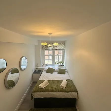 Apartment Spacious 3 Bedroom Flat In The Heart Of *