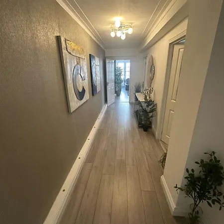 Spacious 3 Bedroom Flat In The Heart Of *