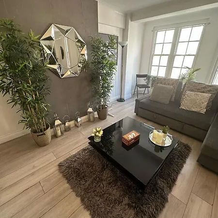 Spacious 3 Bedroom Flat In The Heart Of