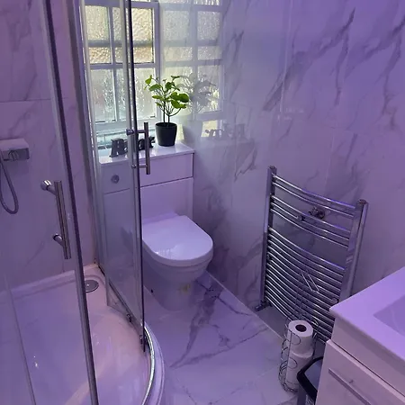 Spacious 3 Bedroom Flat In The Heart Of
