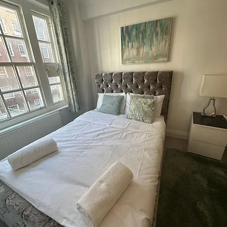 Spacious 3 Bedroom Flat In The Heart Of Apartment *