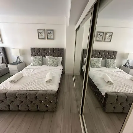 Spacious 3 Bedroom Flat In The Heart Of *