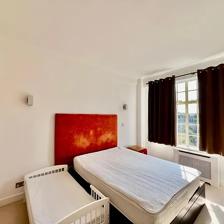 Apartment St Mary Abbots Court London