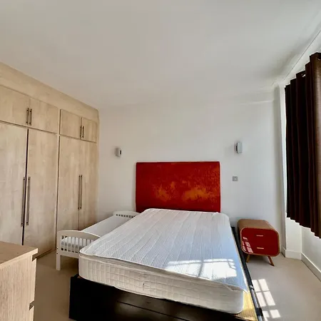 Apartment St Mary Abbots Court