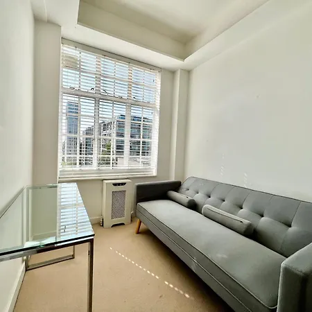 St Mary Abbots Court Apartment *