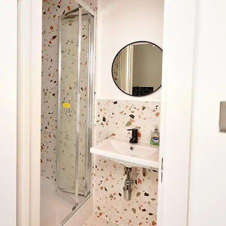 Morden Stratford 1 With Shared Bathroom Guest house *