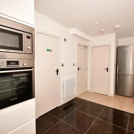 Morden Stratford 1 With Shared Bathroom * London
