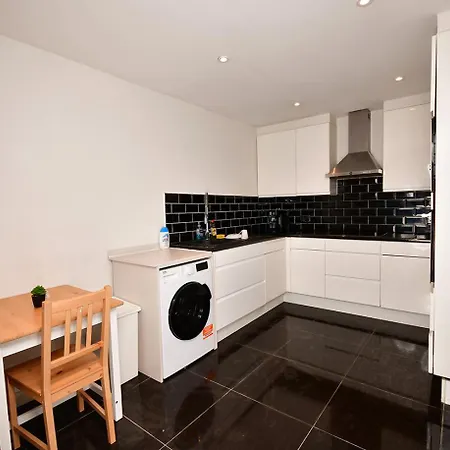 Morden Stratford 1 With Shared Bathroom