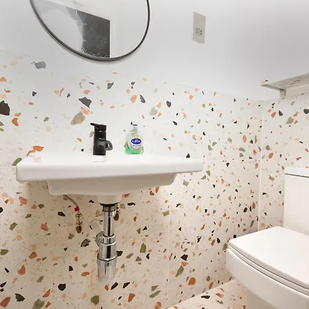 Morden Stratford 1 With Shared Bathroom