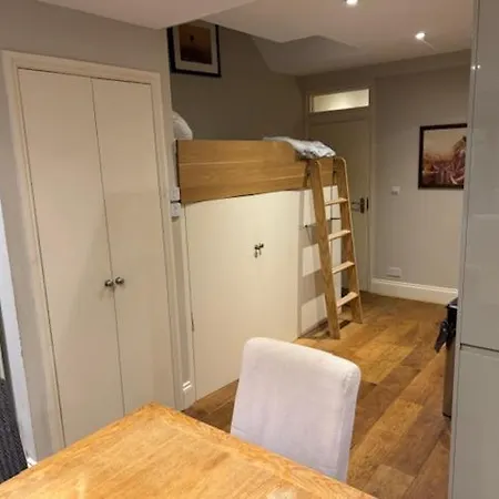 Spacious Flat With South Facing Garden Apartman *