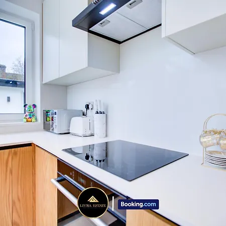 Apartment Modern Ground Floor, 2 Bed, 2 Bath By Livra Estate Short Lets & Serviced South With Garden