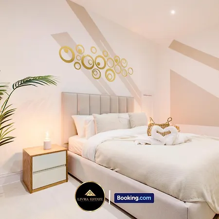 Modern Ground Floor, 2 Bed, 2 Bath By Livra Estate Short Lets & Serviced South With Garden * Croydon