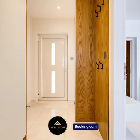 Modern Ground Floor, 2 Bed, 2 Bath By Livra Estate Short Lets & Serviced South With Garden *