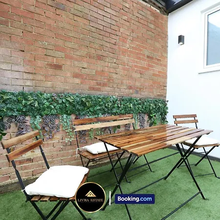 Modern Ground Floor, 2 Bed, 2 Bath By Livra Estate Short Lets & Serviced South With Garden Apartment