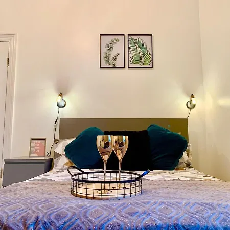 Casa de hóspedes Stunning Double With Own Bathroom *