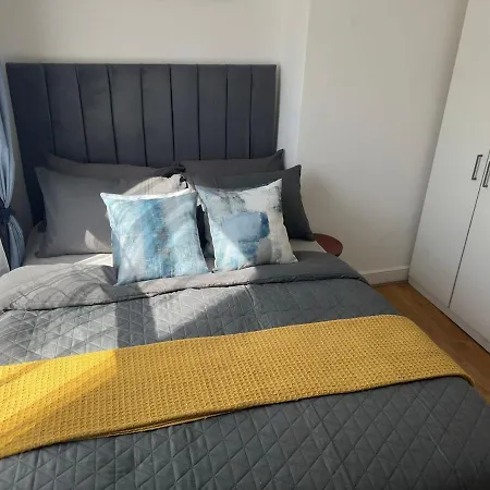 Spacious 2b Zone 2 Sleeps 4 F5