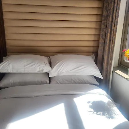 Boutique 302 *