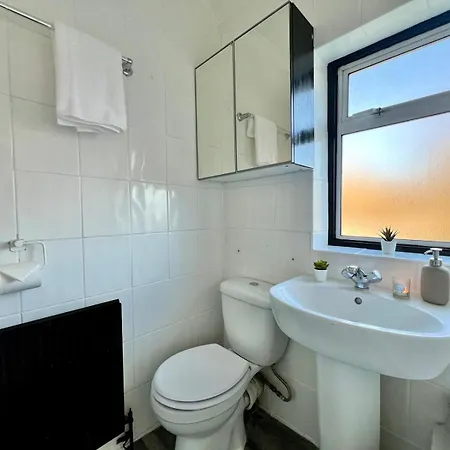 Jevingtons House Peaceful 3 Bed Ideal For Groups Contractors Weekend Get Aways Free Parking Garden And Wifi 埃尔特姆