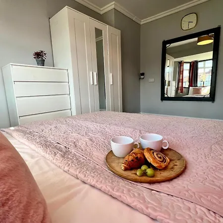 Jevingtons House Peaceful 3 Bed Ideal For Groups Contractors Weekend Get Aways Free Parking Garden And Wifi 埃尔特姆