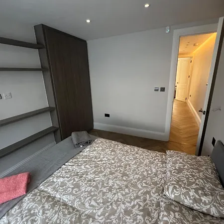 Guest house House Mill Hill